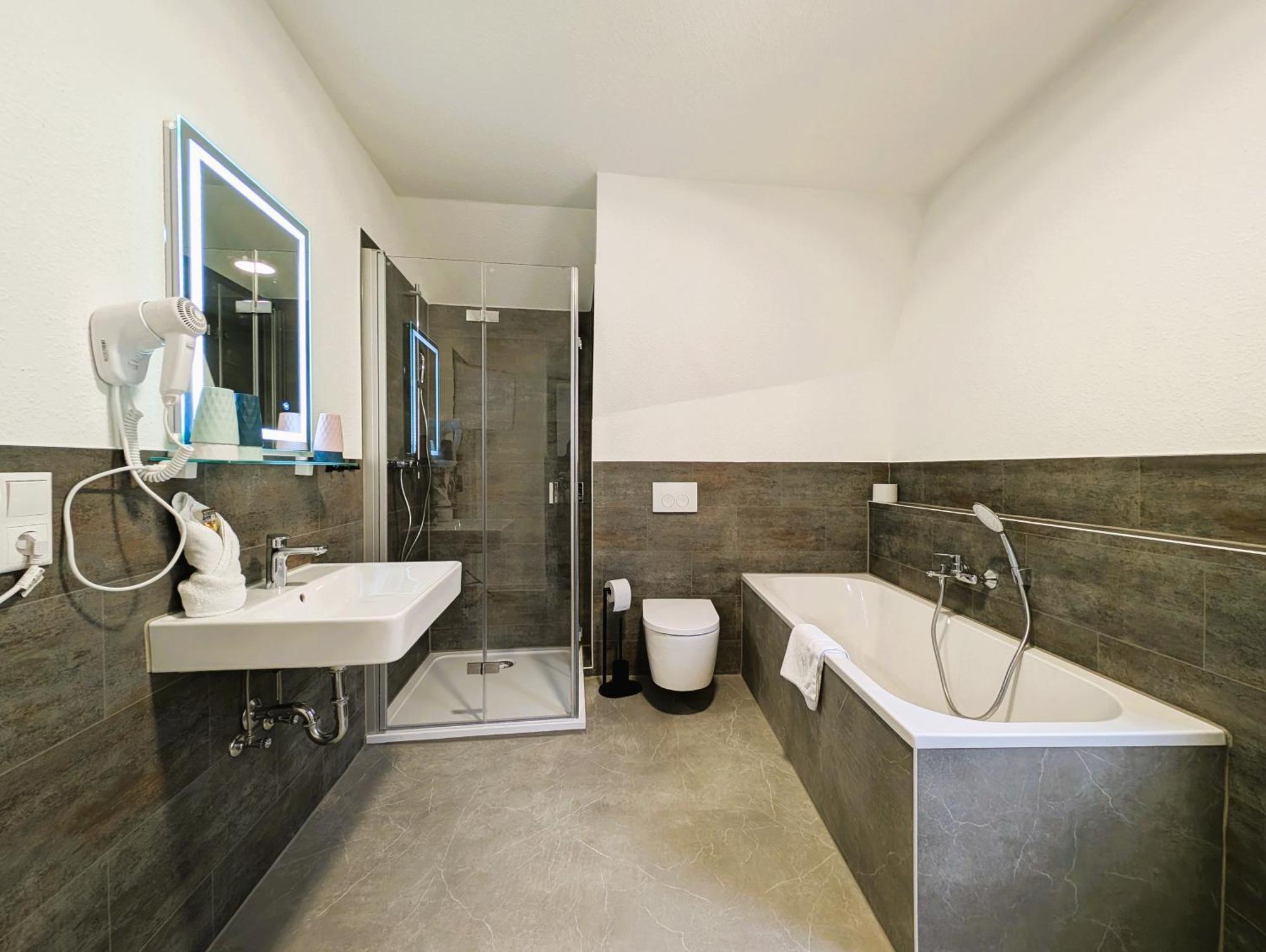 Bohnapartments - Topfmarkt Xxl Suiten - Neu In Top Zentrumslage, Vollausstattung, Wlan, Parkplaetze Ilmenau Kültér fotó